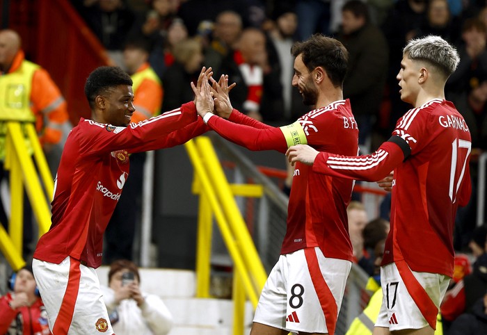 Soccer Football - Europa League - Manchester United v PAOK - Old Trafford, Manchester, Britain - November 7, 2024 Manchester United's Amad Diallo celebrates scoring their first goal with Bruno Fernandes and Alejandro Garnacho Action Images via Reuters/Jason Cairnduff