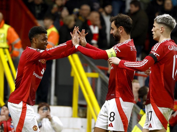 Soccer Football - Europa League - Manchester United v PAOK - Old Trafford, Manchester, Britain - November 7, 2024 Manchester United's Amad Diallo celebrates scoring their first goal with Bruno Fernandes and Alejandro Garnacho Action Images via Reuters/Jason Cairnduff