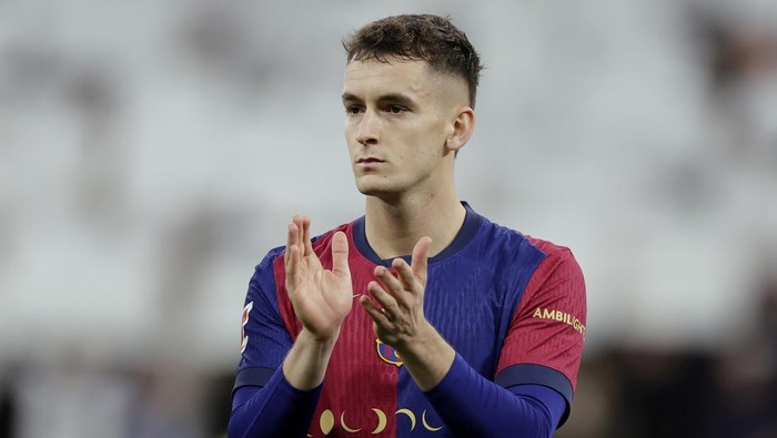 MADRID, SPAIN - OCTOBER 26: Marc Casado of FC Barcelona  during the LaLiga EA Sports  match between Real Madrid v FC Barcelona at the Estadio Santiago Bernabeu on October 26, 2024 in Madrid Spain (Photo by Maria Gracia Jimenez/Soccrates/Getty Images)