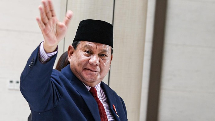 Presiden Prabowo Subianto memberi hormat dari atas pesawat di saat akan bertolak menuju China di Pangkalan Tentara Nasional Indonesia AU Halim Perdanakusama, Jakarta, Jumat (8/11/2024). Prabowo akan mengerjakan kunjungan perdananya ke beberapa negara diantaranya untuk menghadiri Konferensi Tingkat Tinggi (KTT) APEC di Peru, KTT G20 di Brasil, KTT G7 serta menemukan usul dari pemerintah Tiongkok, pemerintah Amerika Serikat dan pemerintah Inggris. ANTARA FOTO/Muhammad Adimaja/nym.