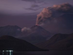 Gunung Lewotobi Meletus 2 Kali Hari Ini, Tinggi Abu Vulkanik Capai 10 Km Gunung Lewotobi Meletus 2 Kali Hari Ini, Tinggi Abu Vulkanik Capai 10 Km