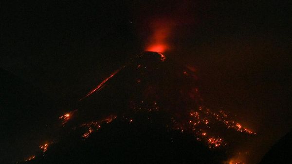 Momen Gunung Lewotobi Laki-laki Muntahkan Lava Pijar