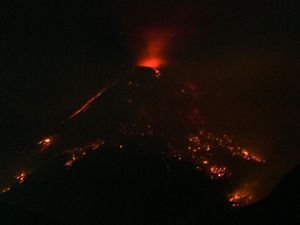 Momen Gunung Lewotobi Laki-laki Muntahkan Lava Pijar