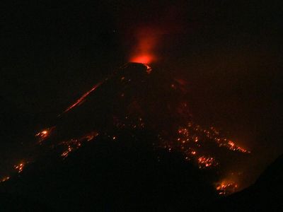 Momen Gunung Lewotobi Laki-laki Muntahkan Lava Pijar