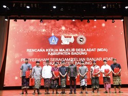 Plt Bupati Serahkan Seragam ke Kelian Banjar Adat Se-Kabupaten Badung