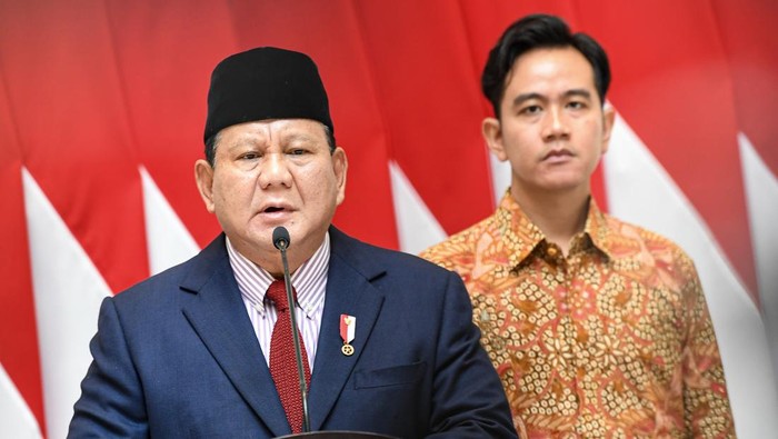 Presiden Prabowo Subianto (kedua kiri) berjabat tangan dengan Wapres Gibran Rakabuming Raka (kedua kanan) disaksikan Menko Polkam Budi Gunawan (kiri) dan Menlu Sugiono usai menyodorkan pemberitahuan  terhadap media sebelum melaksanakan kunjungan ke mancanegara di Pangkalan Tentara Nasional Indonesia AU Halim Perdanakusama, Jakarta, Jumat (8/11/2024). Prabowo memamerkan kode terhadap wakil presiden dan menteri Kabinet Merah Putih untuk melakukan rencana dan aktivitas yang sudah disusun selama dirinya melaksanakan lawatan ke sejumlah negara. ANTARA FOTO/Muhammad Adimaja/wpa. Honor Ke-13