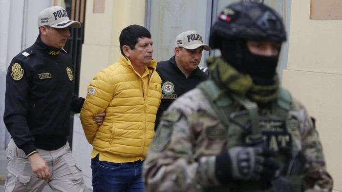 Presiden Federasi Sepak Bola Peru Ditangkap Akibat Korupsi Police escort Agustin Lozano, head of Peru's soccer federation, after arresting him as part of an investigation into fraud, extortion and money laundering in Lima, Peru, Thursday, Nov. 7, 2024. (AP Photo/Jose Tejada)