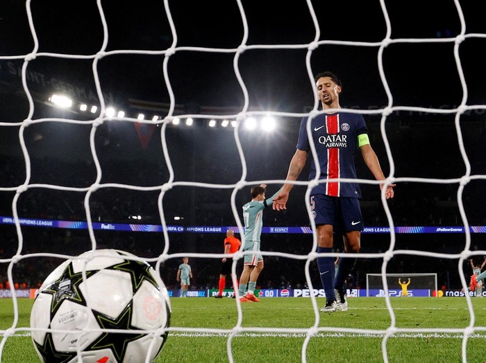 Soccer Football - Champions League - Paris St Germain v Atletico Madrid - Parc des Princes, Paris, France - November 6, 2024 Paris St Germain's Marquinhos looks dejected after Atletico Madrid's Angel Correa scores their second goal REUTERS/Christian Hartmann     TPX IMAGES OF THE DAY