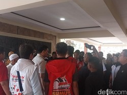 Puluhan Relawan Datangi Polda Sumut, Minta Pelempar Edy Rahmayadi Ditangkap