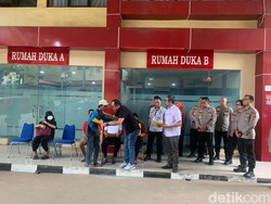 Isak Tangis Iringi Pemulangan 7 Jenazah Korban Kebakaran Pabrik Bekasi