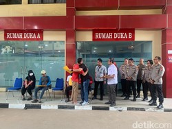 RS Polri Serahkan 7 Jenazah Korban Kebakaran Pabrik Bekasi ke Keluarga