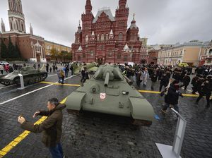 Rusia Gelar Parade Artileri Perang Dunia II