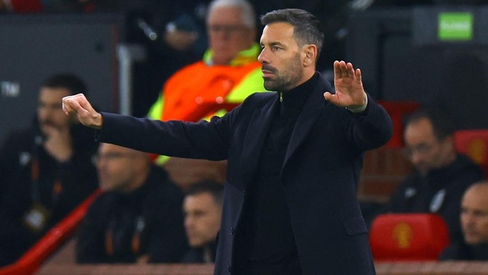 Soccer Football - Europa League - Manchester United v PAOK - Old Trafford, Manchester, Britain - November 7, 2024 Manchester United interim manager Ruud van Nistelrooy reacts REUTERS/Molly Darlington