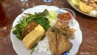 Tertampar Pedasnya Sego Tempong Mbok Wah, Kuliner Favorit di Banyuwangi