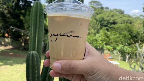 Menikmati Cheesecake Nastar dan Kopi Gula Aren di Kafe Asri