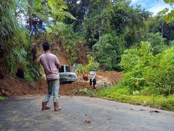 Longsor Timbun Akses Jalan Penghubung 2 Desa di Muara Enim