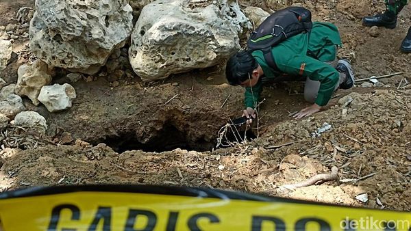 Tim Geologi Bandung Analisa Lubang Misterius di Sungai Kaliasat Blitar