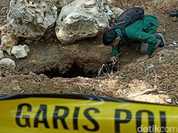 Imbauan Petugas soal Lubang Misterius Sedot Air Sungai Kaliasat Blitar