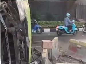 Truk Tabrak Separator Busway hingga Terbalik di Jl Gatot Subroto arah Kuningan