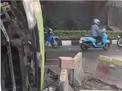 Truk Tabrak Separator Busway hingga Terbalik di Jl Gatot Subroto arah Kuningan