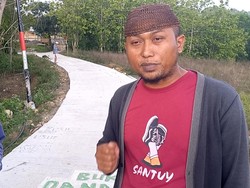 Dana Desa Tak Kunjung Turun, Warga Perbaiki Jalan Pakai Koin TikTok