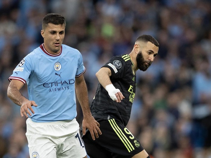MANCHESTER, UNITED KINGDOM - MAY 17: Karim Benzema (9) of Real Madrid and Rodri (L) of Manchester City compete during the UEFA Champions League Semi-Final second leg football match between Manchester City and Real Madrid at Etihad Stadium in Manchester, United Kingdom on May 17, 2023. (Photo by Federico Titone/Anadolu Agency via Getty Images)