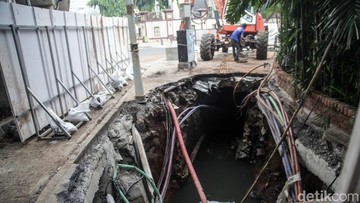Saluran Air Misterius Dibongkar, Kebayoran Baru Terancam Banjir