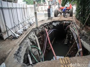 Biang Kerok Banjir, Saluran Air di Kebayoran Baru Dibongkar