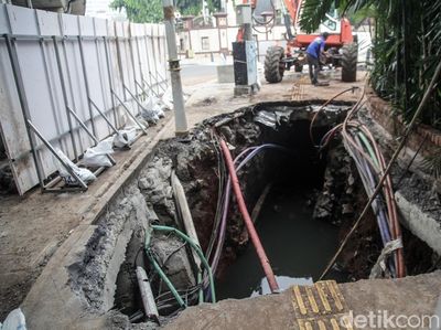 Biang Kerok Banjir, Saluran Air di Kebayoran Baru Dibongkar