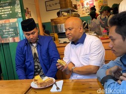 Nongkrong di Cihapit, Ilham Habibie Bicara Potensi Anak Muda Jabar