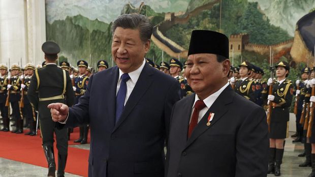 Chinese President Xi Jinping (L) and Indonesian President Prabowo Subianto attend a welcome ceremony at the Great Hall of the People in Beijing on November 9, 2024. (Photo by FLORENCE LO / POOL / AFP)