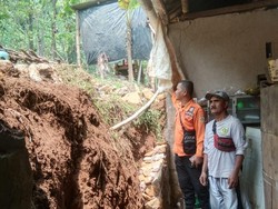 Diterjang Longsor, Dinding Rumah Warga di Nanggung Bogor Jebol