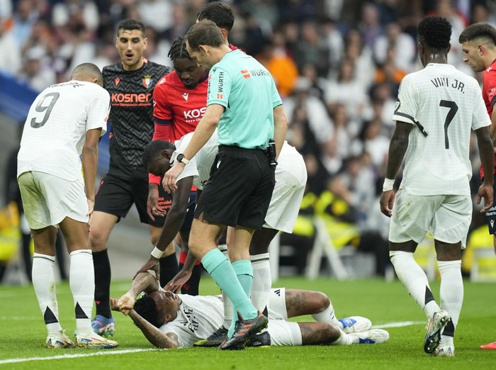 Real Madrid's Eder Militao screams after an injury during the Spanish La Liga soccer match between Real Madrid and Osasuna at the Santiago Bernabeu stadium in Madrid, Spain, Saturday, Nov. 9, 2024. (AP Photo/Jose Breton)