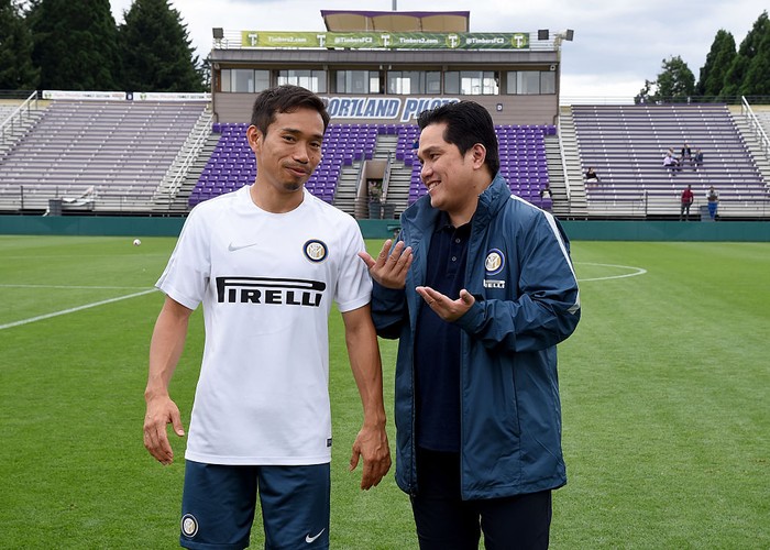PORTLAND, OR - JULY 23:  Yuto Nagatomo (L) and President Erick Thohir chat after the FC Internazionale training session at University of Portland on July 23, 2016 in Portland, United States.  (Photo by Claudio Villa - Inter/FC Internazionale via Getty Images)