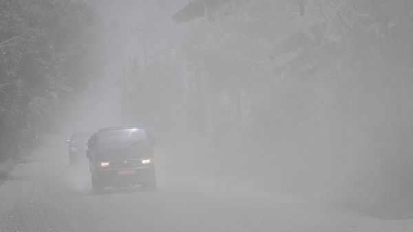 Erupsi Gunung Lewotobi Bikin Jalan Trans Flores Gelap dan Berdebu