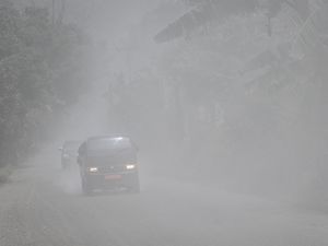Erupsi Gunung Lewotobi Bikin Jalan Trans Flores Gelap dan Berdebu