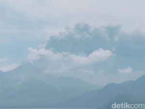 Warga Gelar Ritual Seusai Lewotobi Meletus, Perempuan Dilarang Masuk Kampung