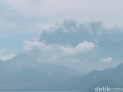 Warga Gelar Ritual Seusai Lewotobi Meletus, Perempuan Dilarang Masuk Kampung