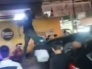 Video: Heboh Warga Tangkap Penculik Siswi SMP di Cianjur, Mobil Pelaku Ringsek