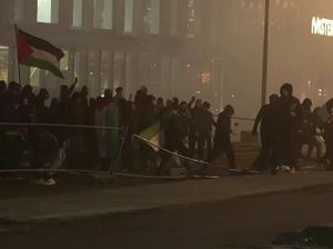 Serangan ke Bangunan Berbendera Palestina di Balik Bentrok Amsterdam Serangan ke Bangunan Berbendera Palestina di Balik Bentrok Amsterdam