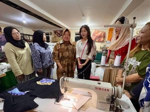 Kunjungi Eks Lokalisasi Dolly, Risma Komitmen Entaskan Kemiskinan di Jatim