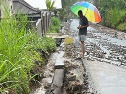 Baru Sebulan Diperbaiki, Jalan Besakih-Menanga Rusak Diguyur Hujan