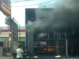 Gudang di Jalan Transyogi Bogor Kebakaran, Asap Hitam Mengepul Gudang di Jalan Transyogi Bogor Kebakaran, Asap Hitam Mengepul