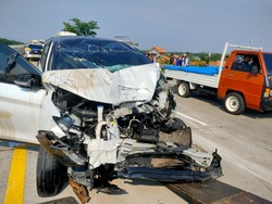 Petaka Ertiga Tabrak Elf hingga Terguling di Tol Kendal Tewaskan Warga Jatim