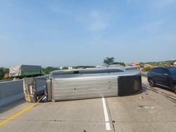 Detik-detik Laka Maut Ertiga Tabrak Elf hingga Terguling di Tol Kendal