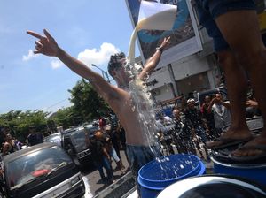 Kecewa Serapan Industri Berkurang, Pengepul Mandi dan Buang Susu Sapi Kecewa Serapan Industri Berkurang, Pengepul Mandi dan Buang Susu Sapi
