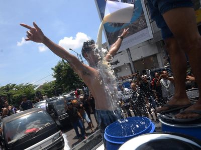 Kecewa Serapan Industri Berkurang, Pengepul Mandi dan Buang Susu Sapi