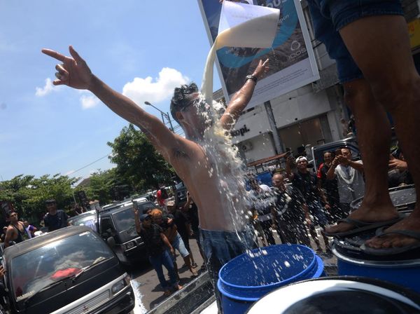 Kecewa Serapan Industri Berkurang, Pengepul Mandi dan Buang Susu Sapi