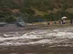Hujan Lebat, Lautan Pasir Bromo Banjir Jadi Sungai Dadakan Hujan Lebat, Lautan Pasir Bromo Banjir Jadi Sungai Dadakan
