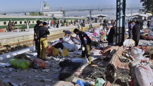 Ledakan Dahsyat Guncang Stasiun Kereta di Pakistan